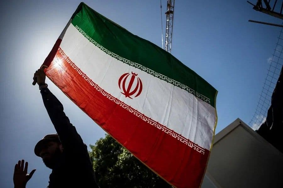Irán condena a cantante por concierto virtual sin velo
