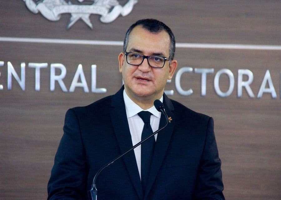 JCE asegura que nueva cédula no distorsiona escudo nacional