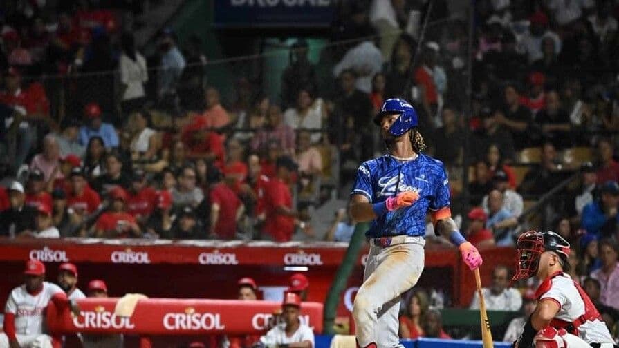 Kelvin Alcántara lidera ofensiva del Licey en victoria sobre los Gigantes