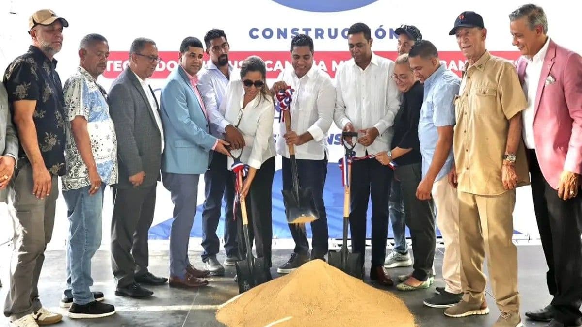 Ministro Kelvin Cruz inicia construcción de multiuso en Sabana Iglesia