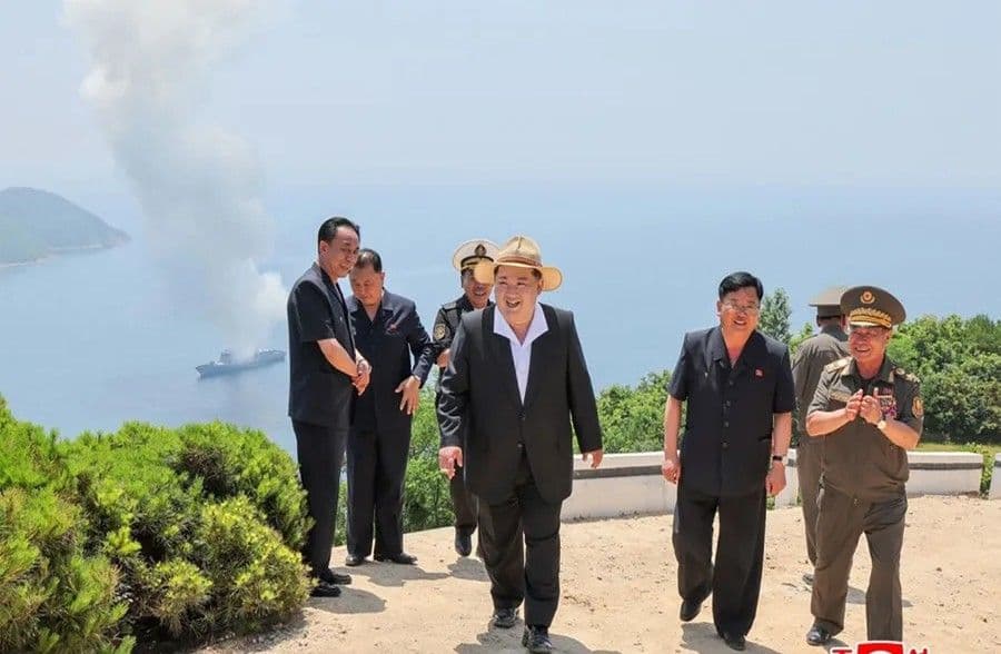 Kim Jong-un supervisa lanzamiento de misil desde navío de guerra norcoreano
