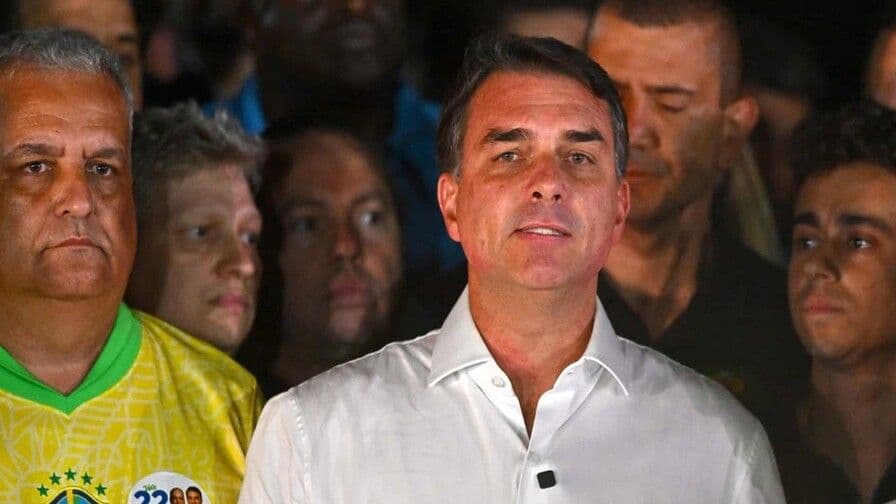 Flávio Bolsonaro se retracta de proclamarse presidente electo de Brasil