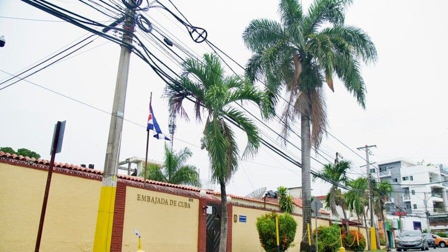 República Dominicana solicita salida de diplomáticos cubanos, generando tensión bilateral