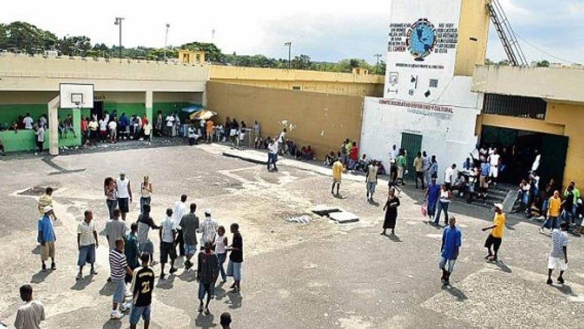Trifulca en cárcel de Moca deja cuatro heridos y se incautan drogas y celulares