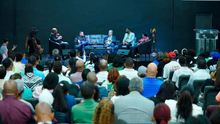 Leonel Fernández aboga por fortalecer la educación frente a la inteligencia artificial