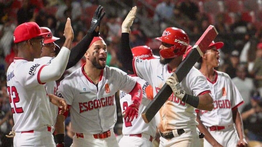 Leones del Escogido remontan y vencen a Águilas Cibaeñas 9-5