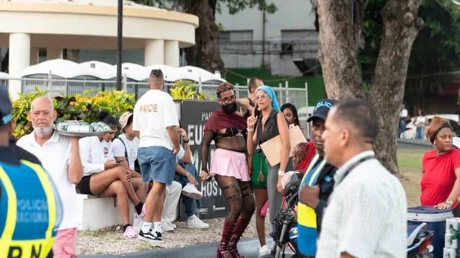 Caravana LGBTIQ+ recorre Santo Domingo en ambiente festivo
