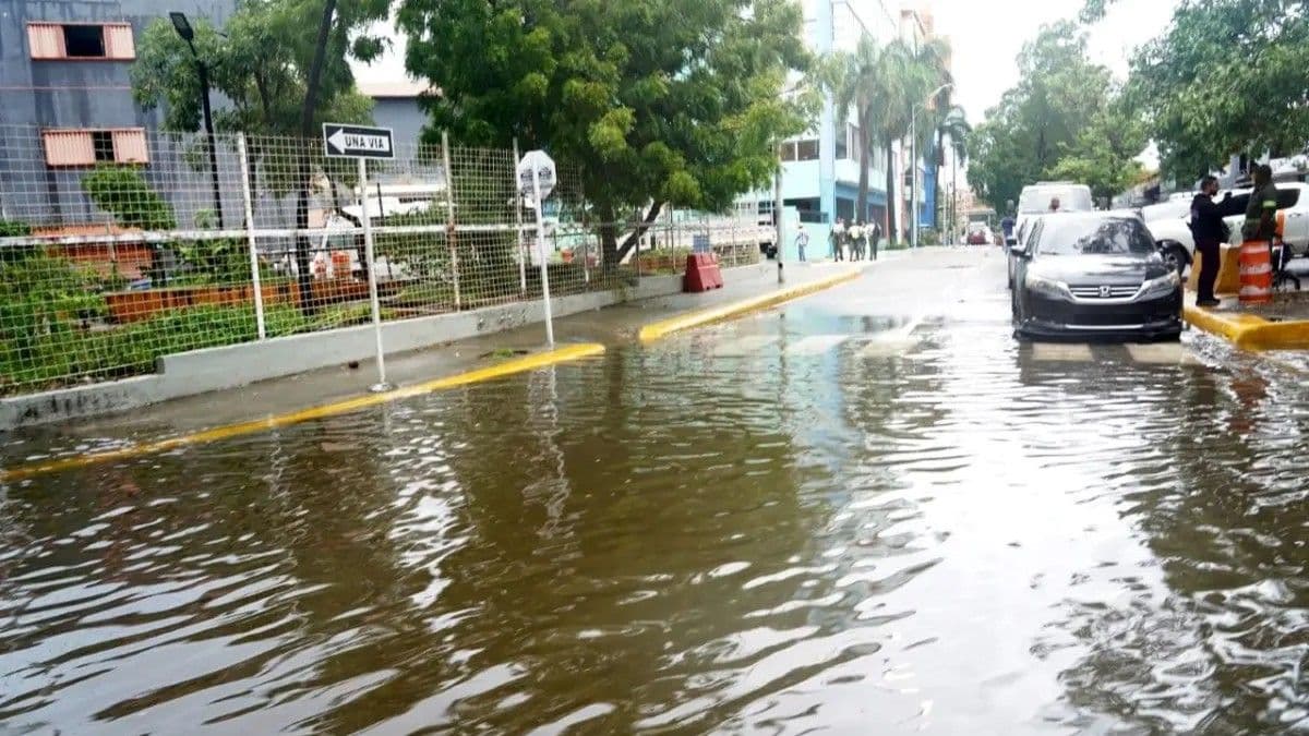 Lluvias causan caos en el Gran Santo Domingo: inundaciones y suspensión de actividades