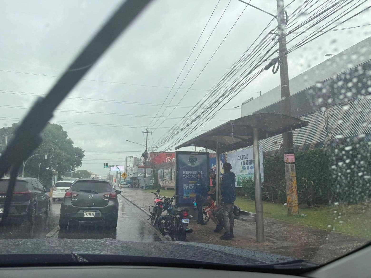 Onda tropical y vaguada provocan aguaceros en varias provincias
