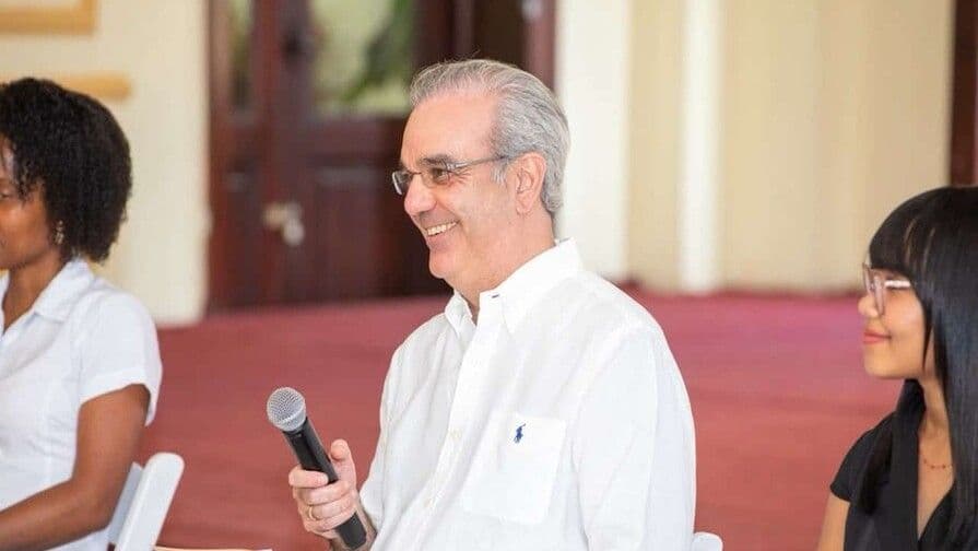 Luis Abinader dialoga con jóvenes en San Cristóbal y anuncia inauguración de hospital