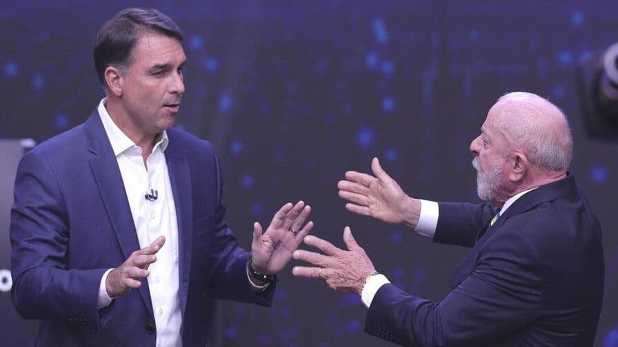 Lula y Flávio Bolsonaro se enfrentan en tenso debate electoral
