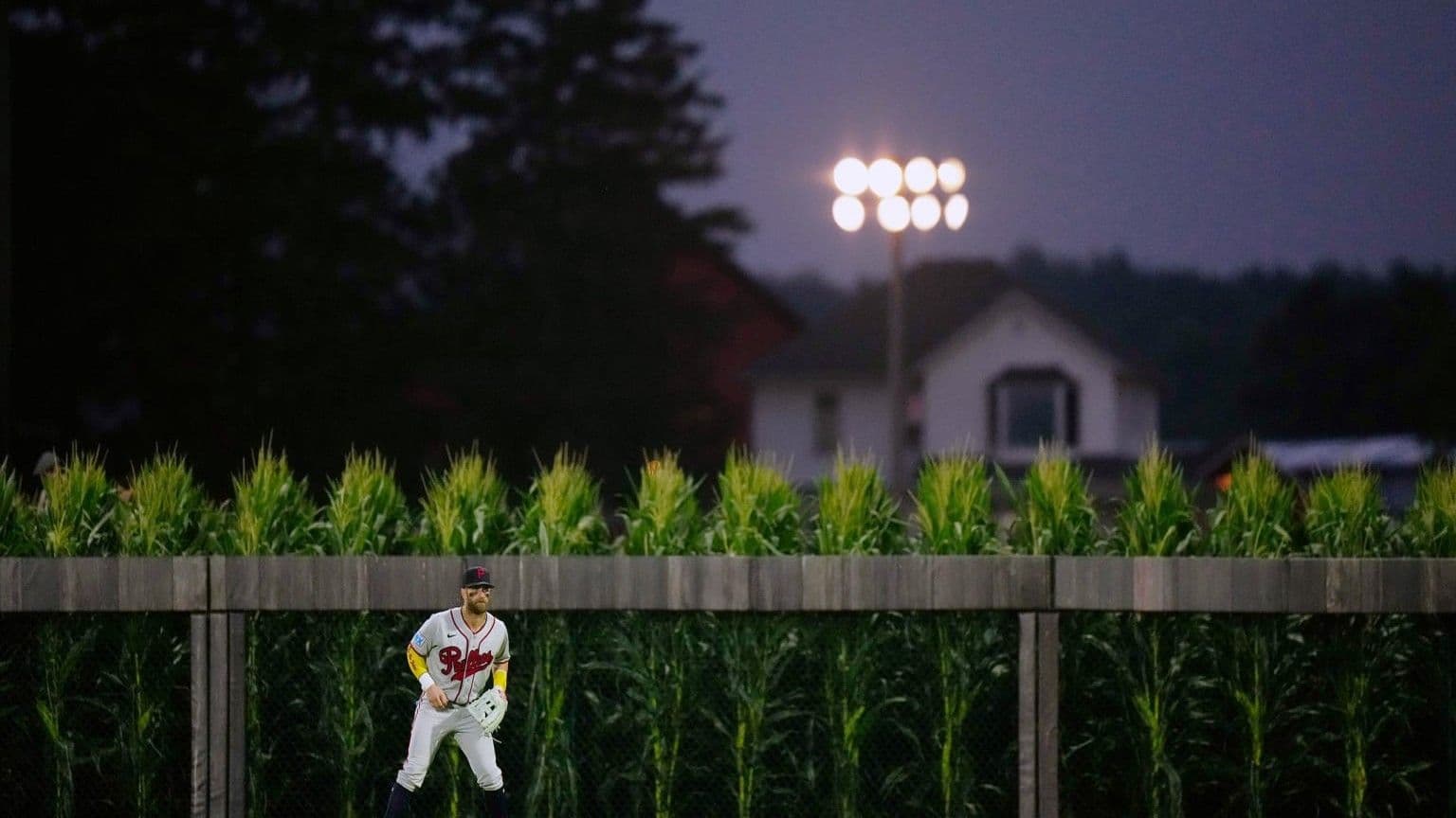 Filis triunfan en el Campo de los Sueños con destacada actuación de Schwarber y Nola