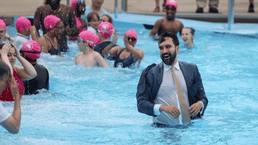 Zohran Mamdani inaugura la temporada de piscinas en Nueva York con un chapuzón simbólico