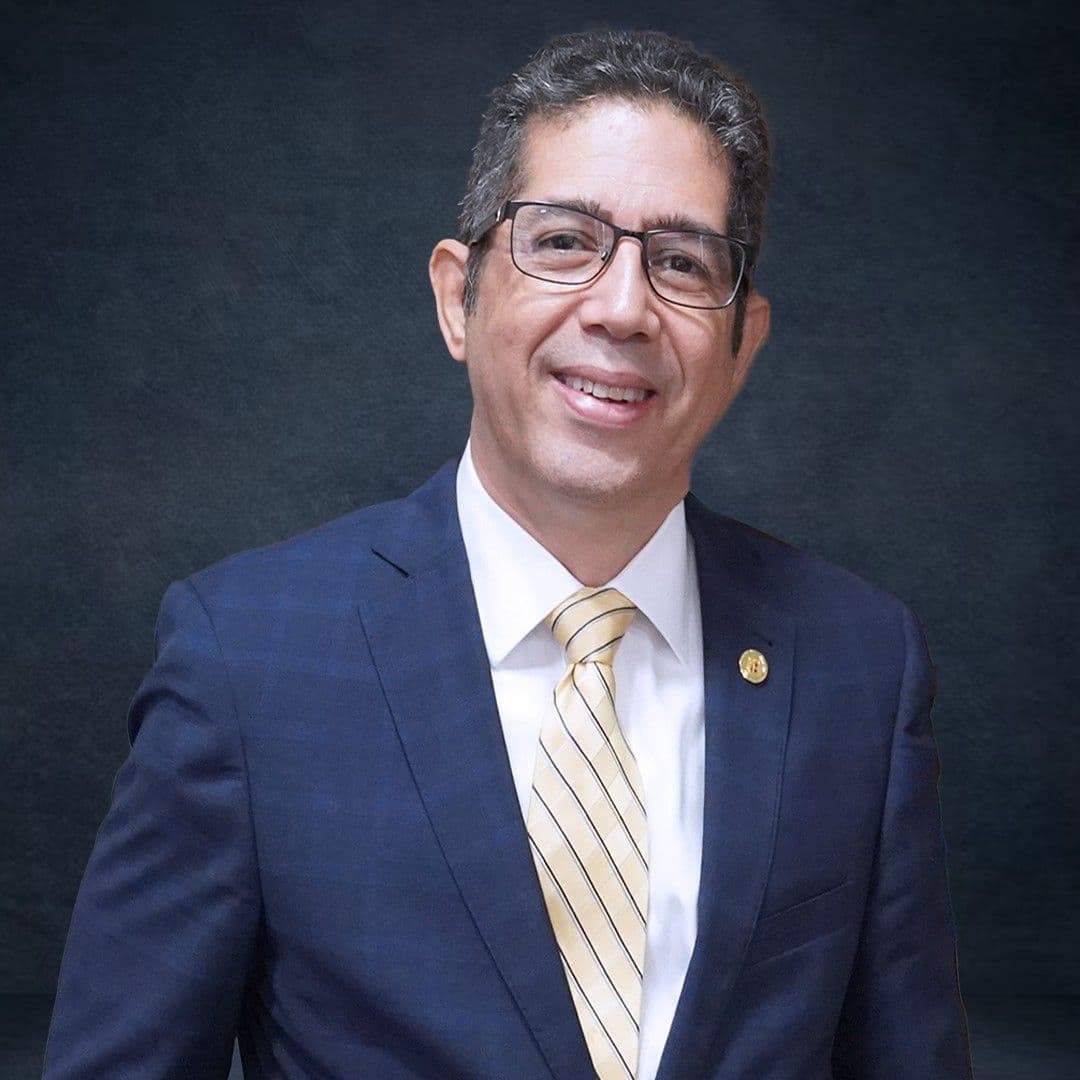 Manuel Olivero presenta candidatura para presidir Colegio de Notarios