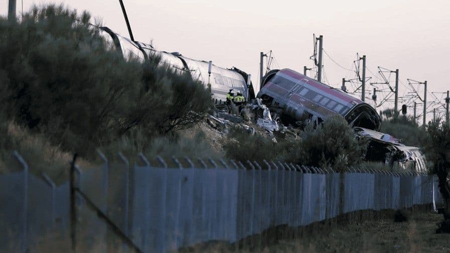 Maquinista intentó reiniciar tren antes del impacto en España