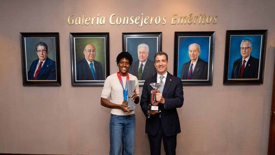 Marileidy Paulino recibe reconocimiento del Banco Popular