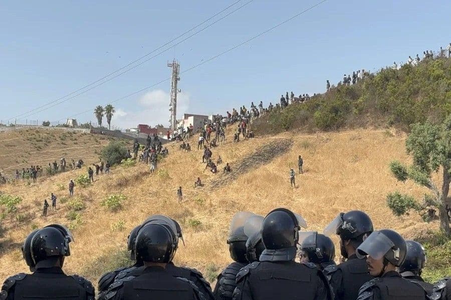 Marruecos intercepta a 148 migrantes cerca de la frontera con Ceuta