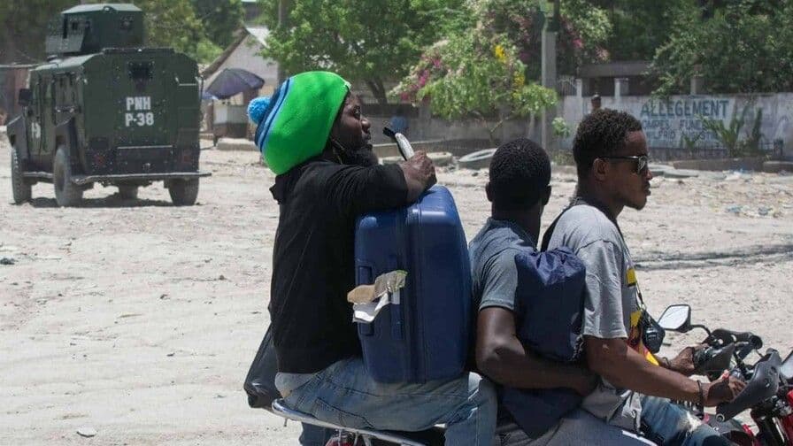EE. UU. capacita a haitianos para enfrentar la violencia de pandillas