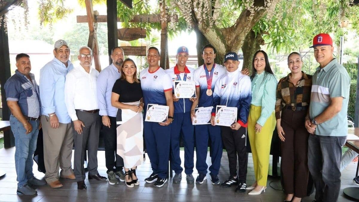Andrés Bautista entrega incentivos a medallistas de los Juegos Centroamericanos