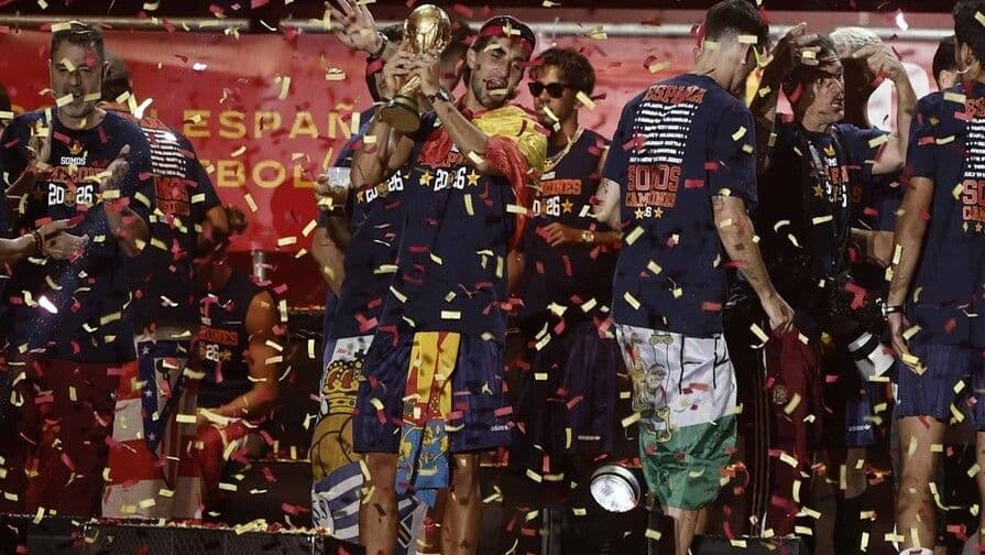 España celebra su segundo Mundial con multitudinario desfile en Madrid