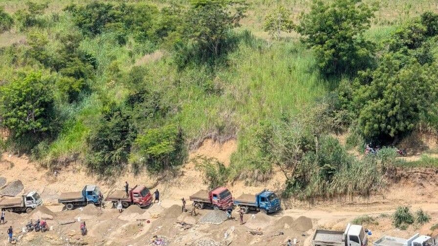 Ministerio de Medio Ambiente aborda extracción ilegal de arena en río Masacre