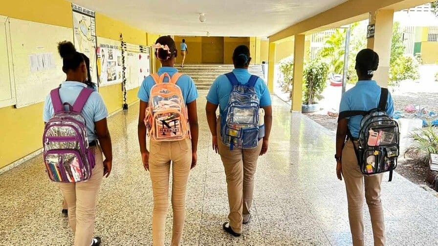 Barahona implementa mochilas transparentes para mejorar seguridad escolar