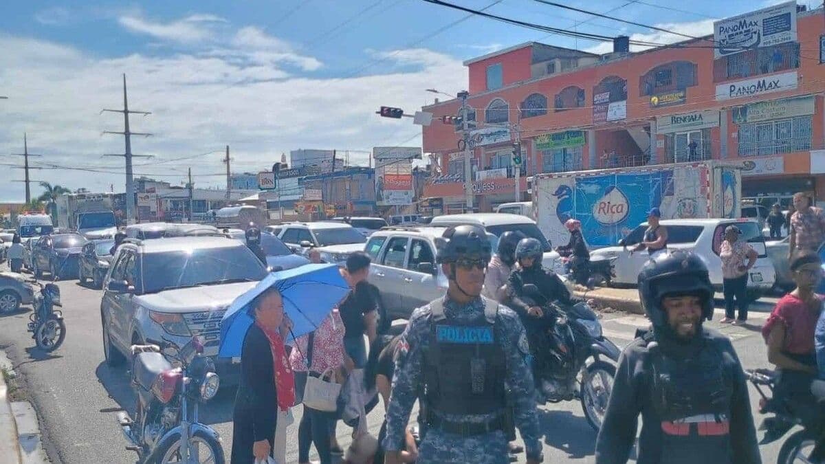 Motorista choca a mujer y dispara a otro en Santo Domingo Este