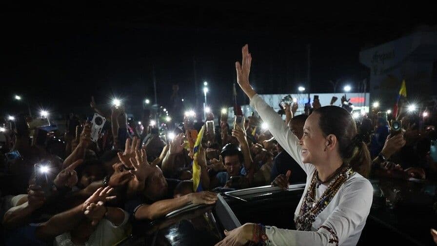 María Corina Machado regresa a Venezuela con multitudinario recibimiento