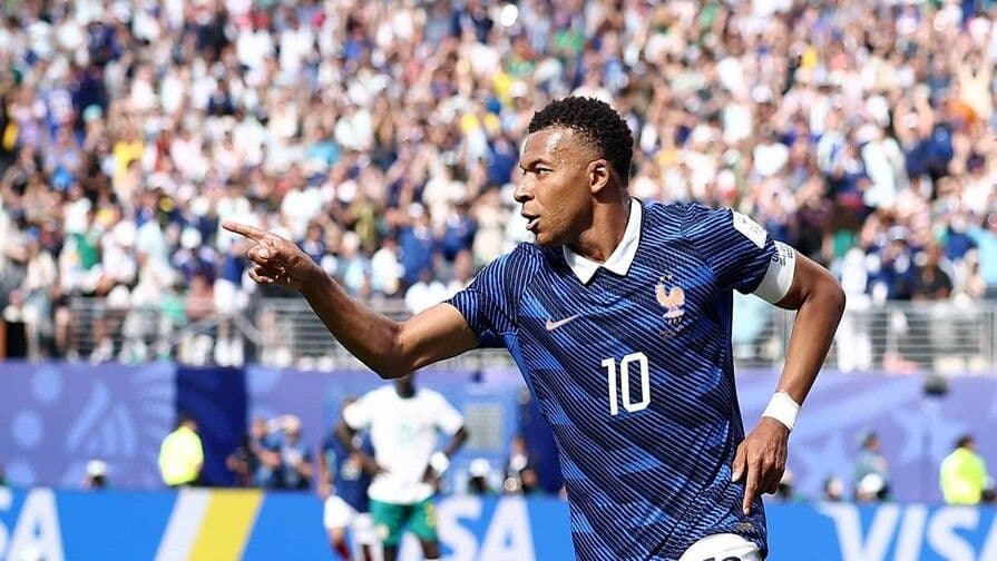 Kylian Mbappé estará de baja por lesión en la rodilla