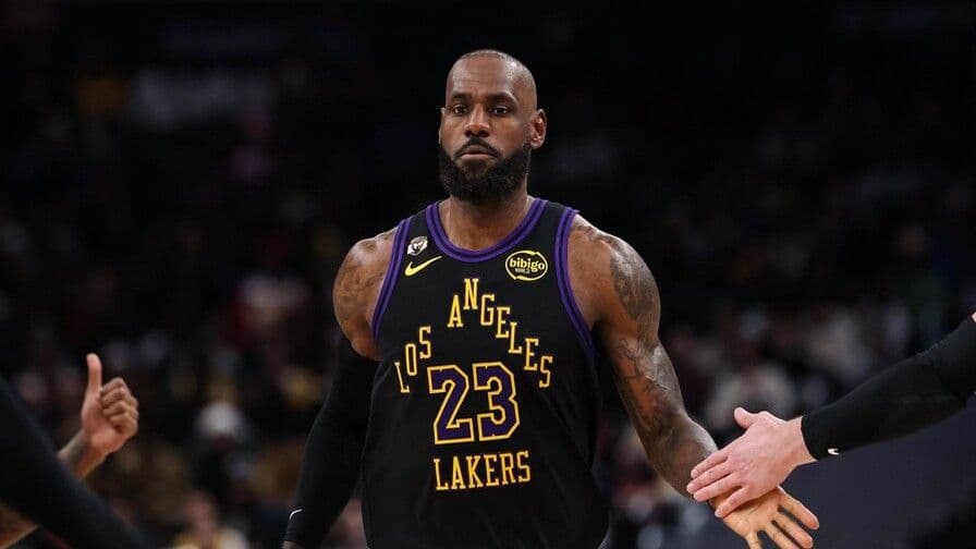 LeBron James firma contrato con Philadelphia 76ers