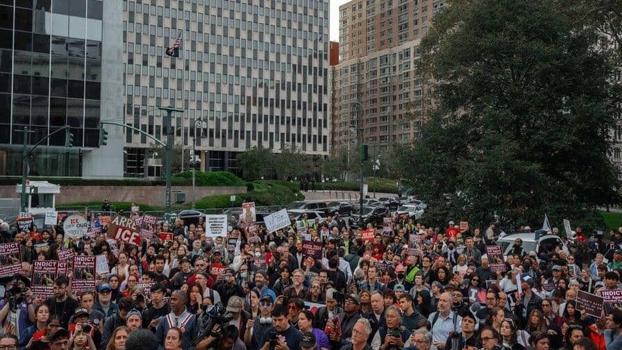 Protestas en Nueva York exigen abolición del ICE tras tiroteo a inmigrante dominicano