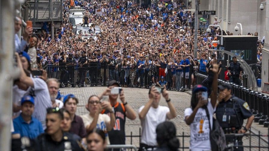 Nueva York celebra título de los Knicks con multitudinario desfile