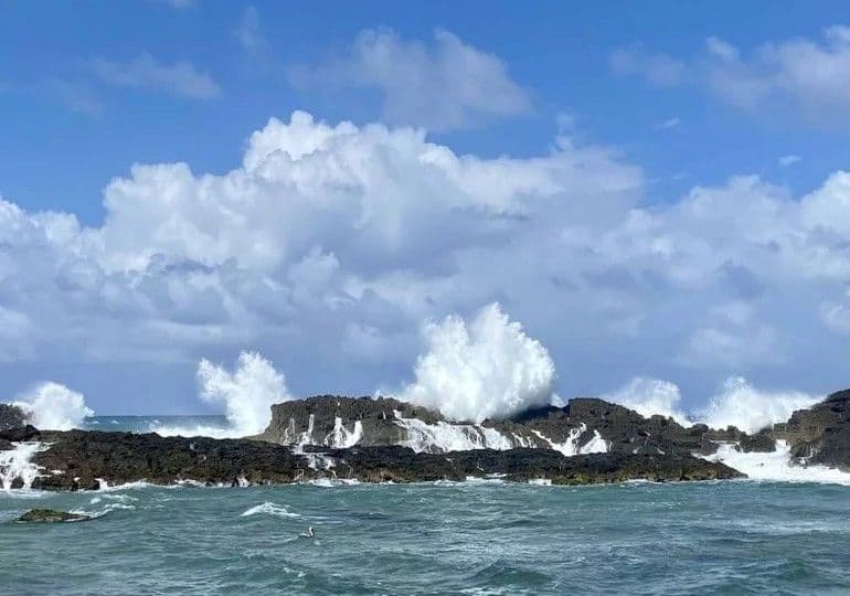 COE recomienda precaución en la costa caribeña por oleaje anormal