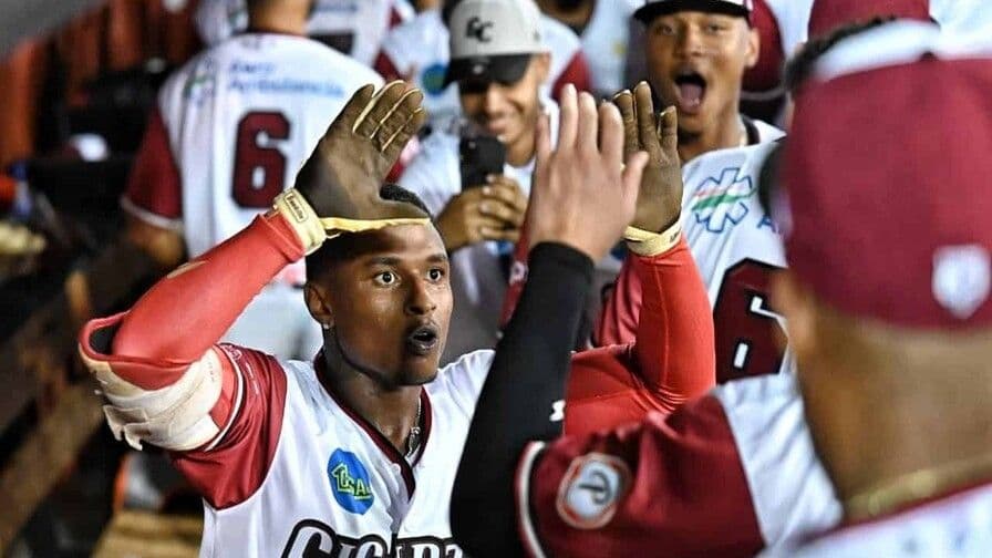 Gigantes del Cibao vencen a Águilas Cibaeñas en apertura del torneo de béisbol