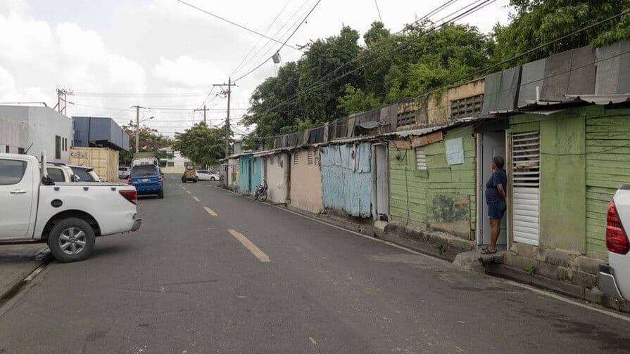 Decenas de personas ocupan acera en el ensanche La Fe desde hace décadas