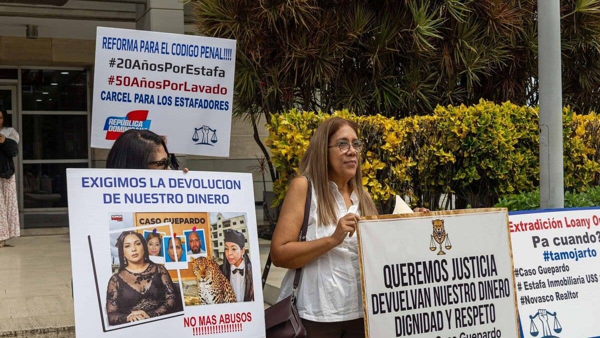 Víctimas exigen extradición de acusada en estafa inmobiliaria
