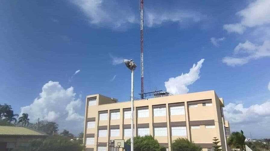 Protestan en La Vega por instalación de antena en liceo