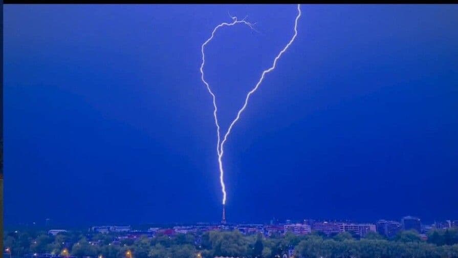 Rayo impacta la Torre Eiffel durante tormenta en París