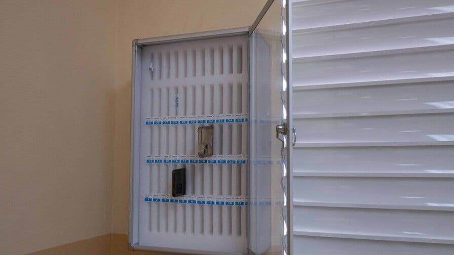 Colegios implementan restricciones al uso de celulares en aulas