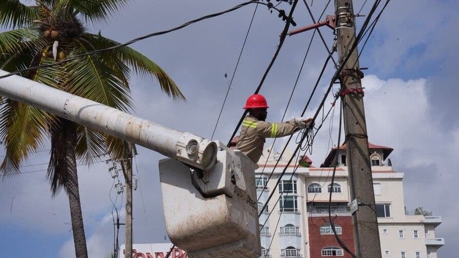 Inician retiro de cableado aéreo en Santo Domingo