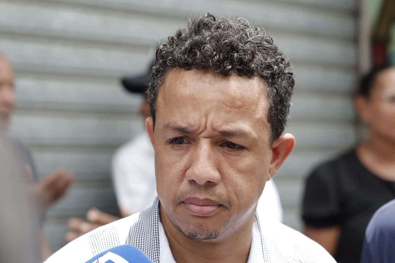 Padre de joven asesinado por policía exige justicia terrenal