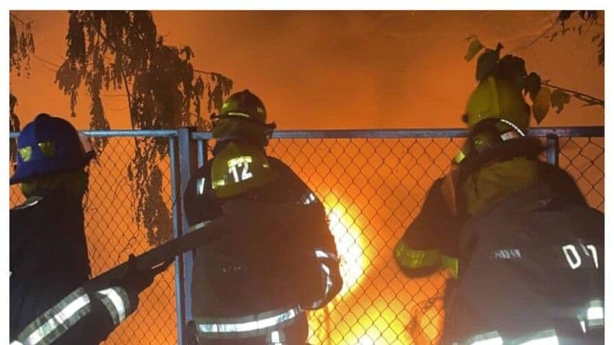 Incendio controlado en solar cercano a planta de GLP en Santiago