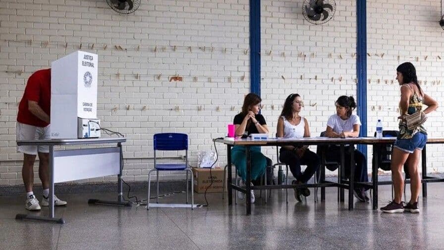 Reanudación del conteo de votos en Brasil tras cierre extendido de colegios electorales