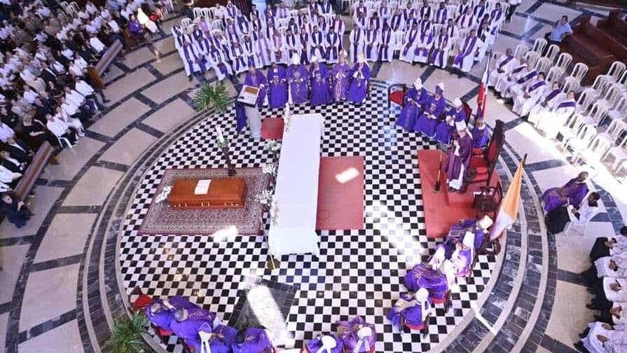 Sepultan a monseñor Antonio Camilo con honores militares