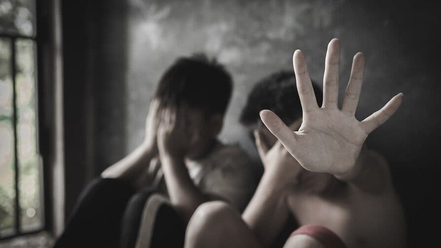 Pareja en Los Ángeles acusada de abuso infantil en caso de gestación subrogada