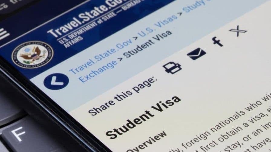Juez bloquea temporalmente nuevas restricciones de visas estudiantiles en EE.UU.