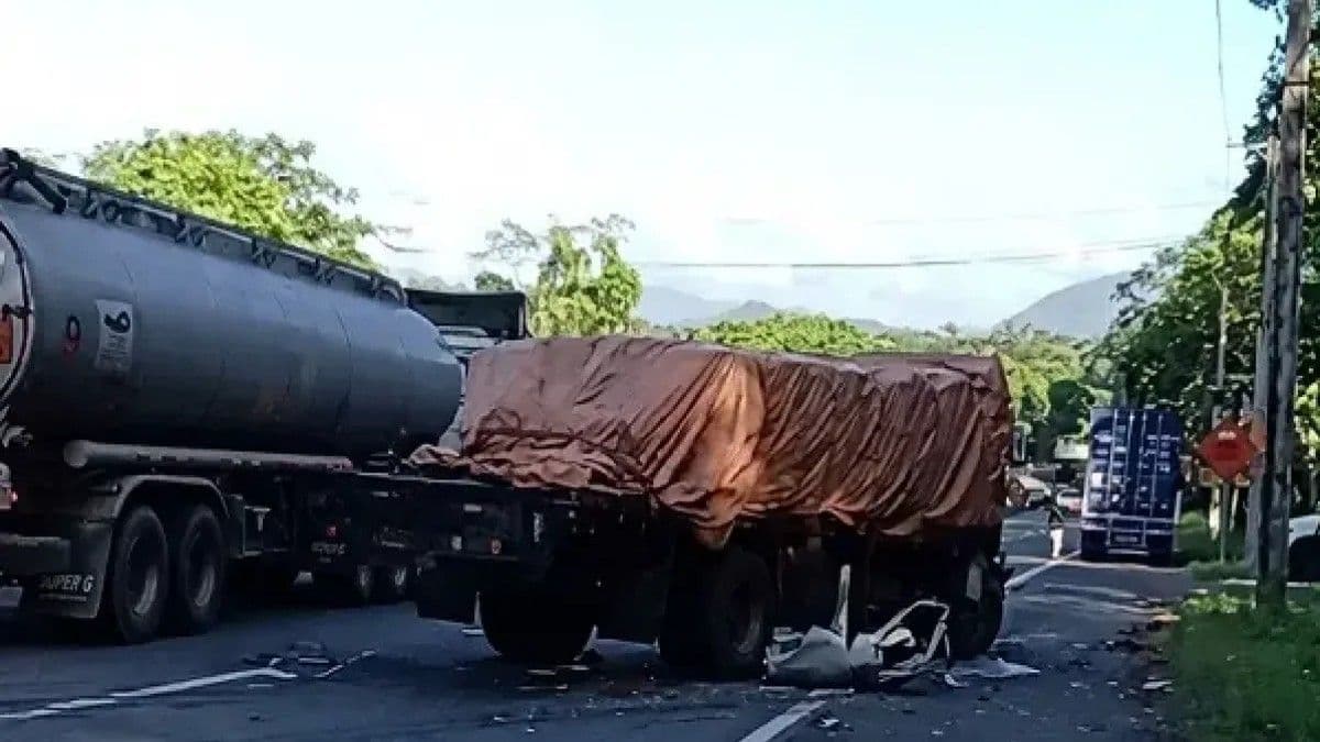 Camión impacta automóvil en la autopista Duarte sin víctimas mortales