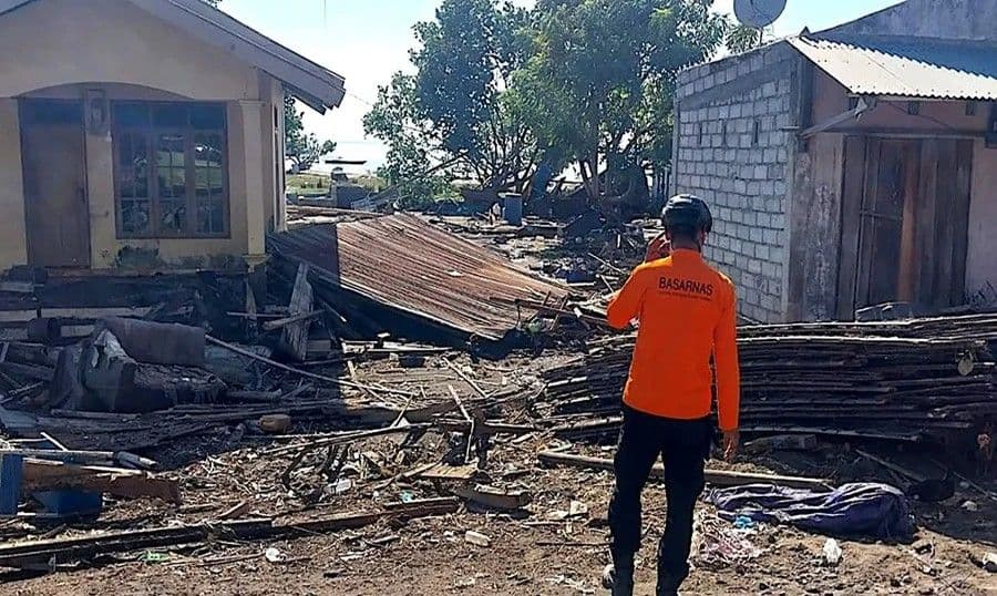 Aumenta a 53 el número de fallecidos tras terremoto en Indonesia