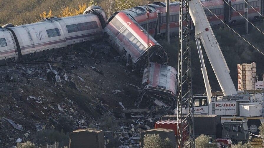 Accidente ferroviario en España deja 69 muertos; Sánchez promete esclarecer los hechos