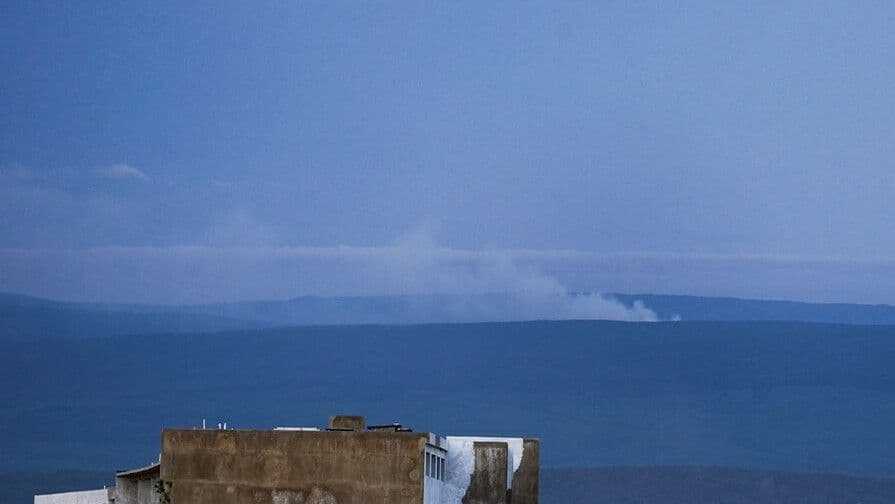 Bomberos combaten incendio en Sierra de Bahoruco